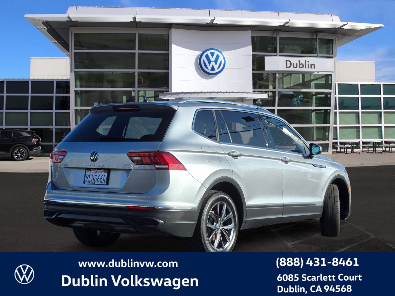 Certified 2022 Volkswagen Tiguan SE w/ Panoramic Sunroof Package image 4