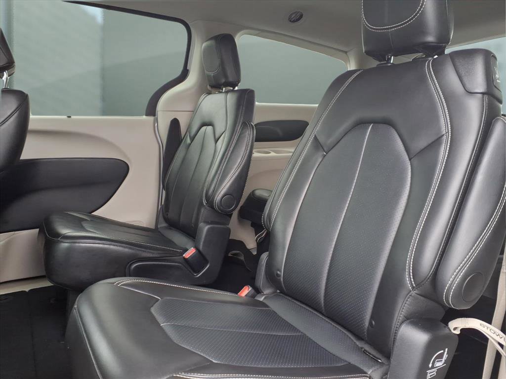 Used 2024 Chrysler Pacifica Touring-L image 14