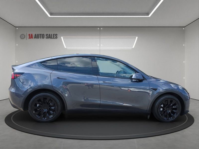 Used 2022 Tesla Model Y Long Range image 6