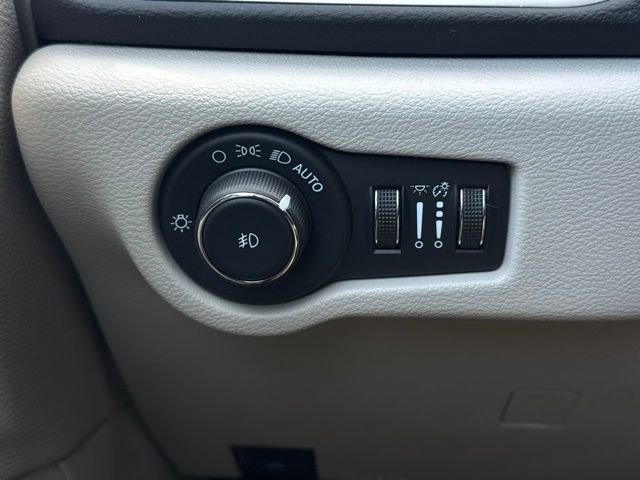 Certified 2024 Chrysler Pacifica Touring-L image 33