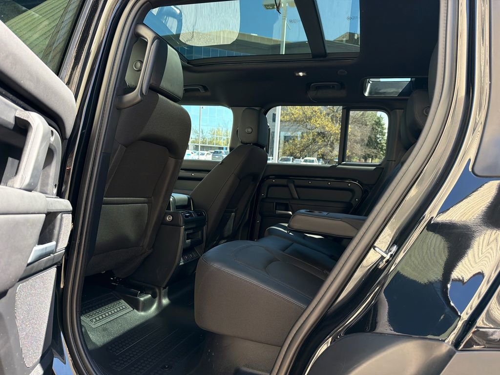 Used 2025 Land Rover Defender 110 S image 17