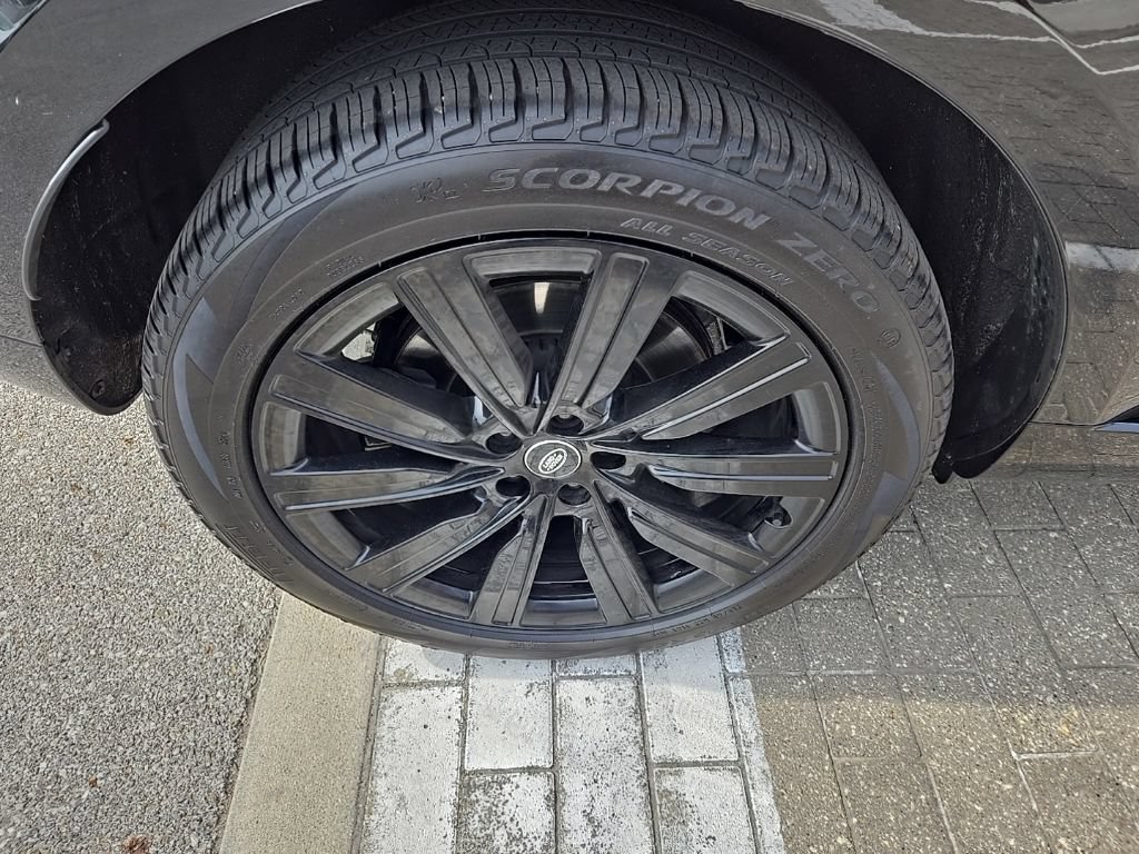 Certified 2025 Land Rover Range Rover SE AWD/4WD image 12