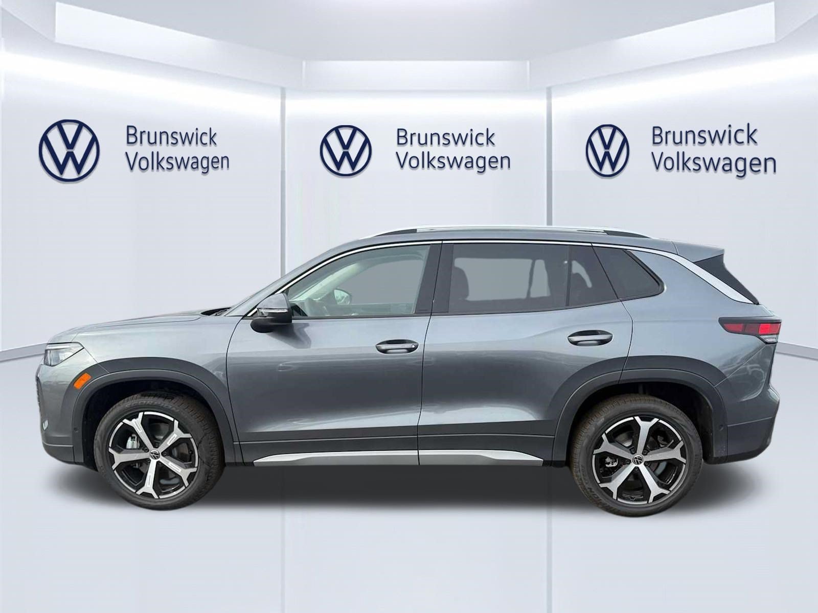 New 2026 Volkswagen Tiguan SE AWD/4WD image 3