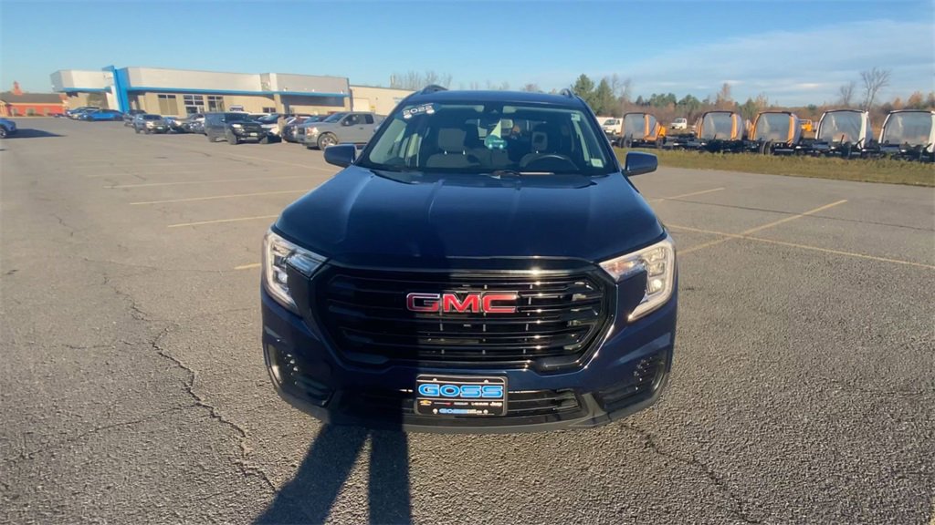 Certified 2022 GMC Terrain SLE w/ Driver Convenience Package image 3