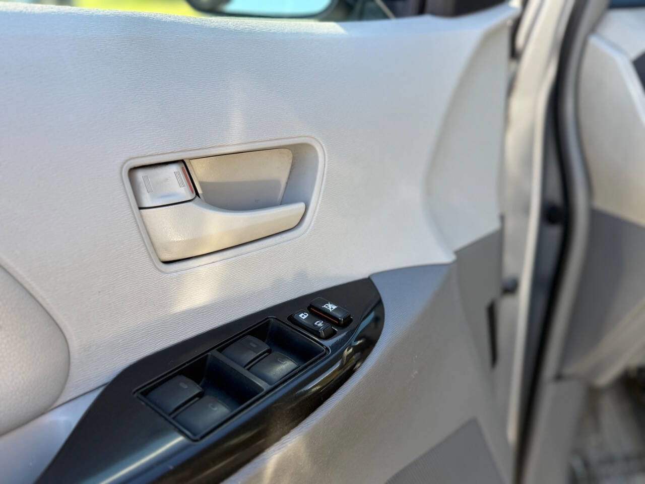 Used 2011 Toyota Sienna LE image 19