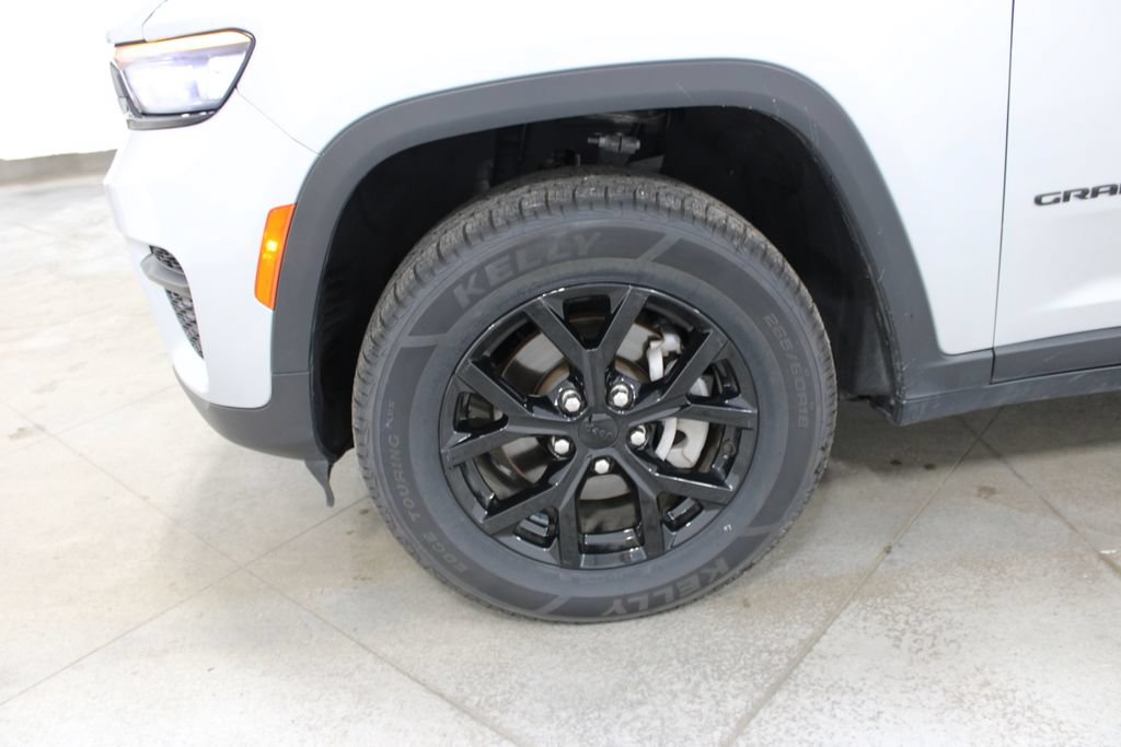 Used 2024 Jeep Grand Cherokee Altitude AWD/4WD image 36
