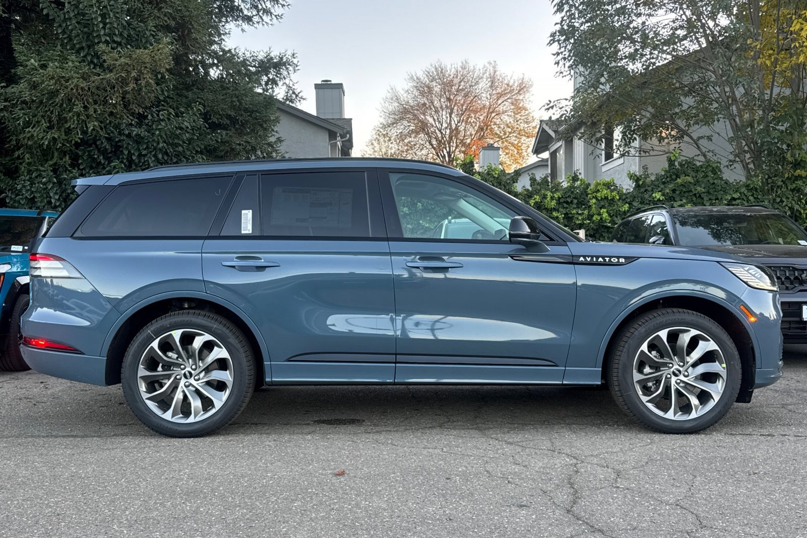 New 2026 Lincoln Aviator AWD w/ Jet Appearance Package image 4