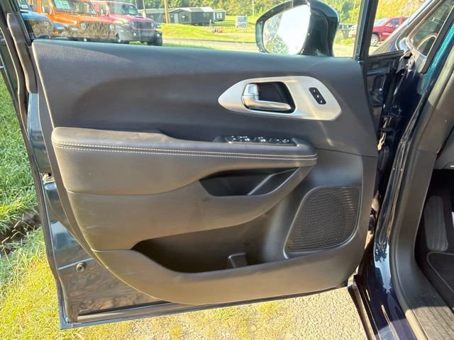 Used 2025 Chrysler Pacifica Limited FWD image 34