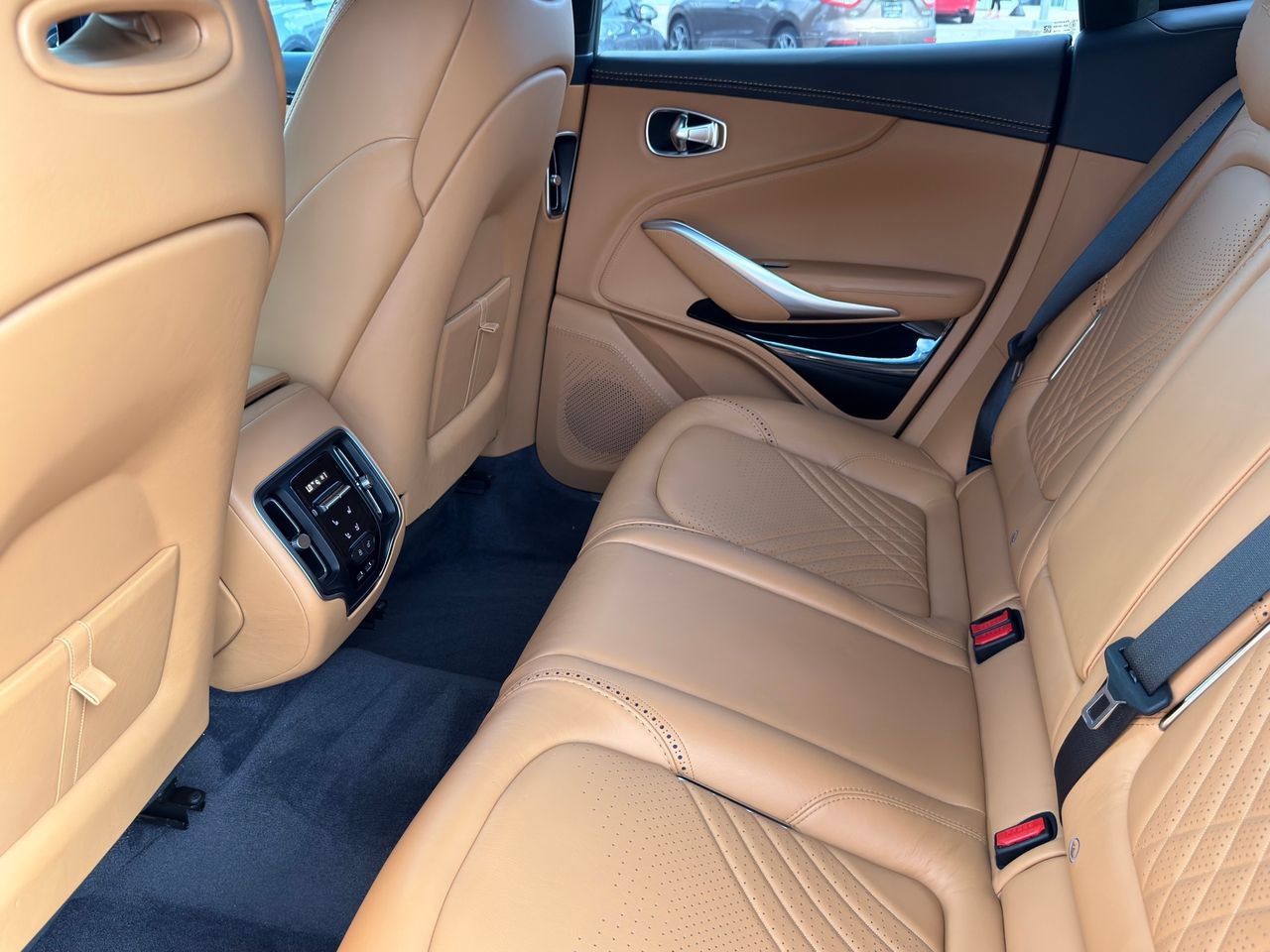 Used 2021 Aston Martin DBX AWD/4WD image 38