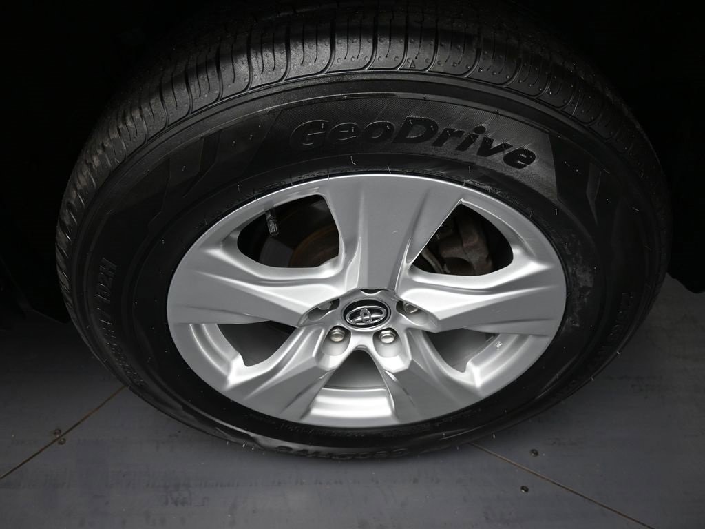 Used 2021 Toyota RAV4 XLE image 15