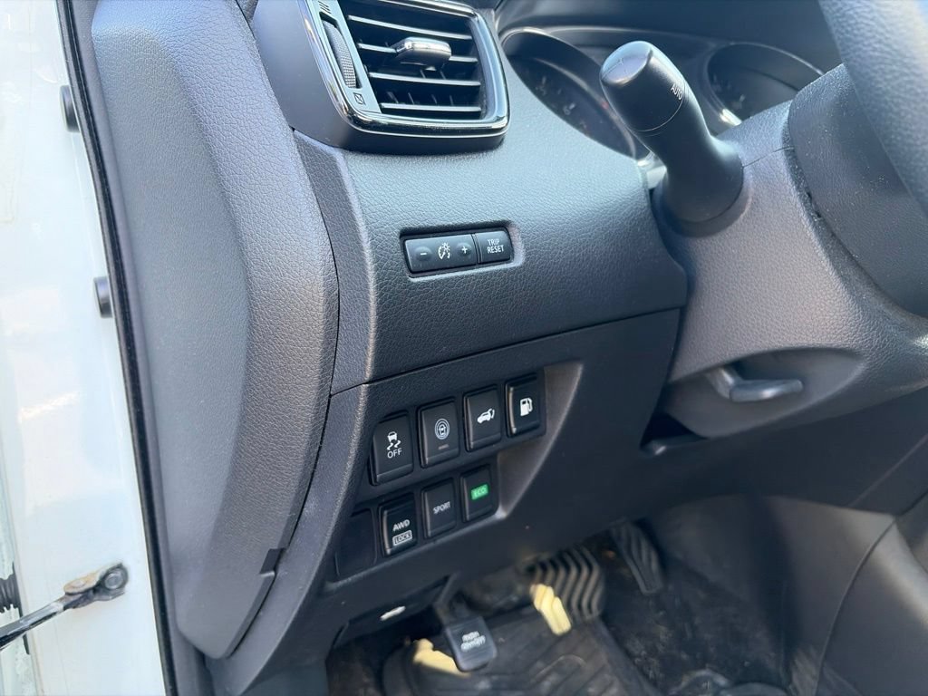 Used 2019 Nissan Rogue SV AWD/4WD image 16