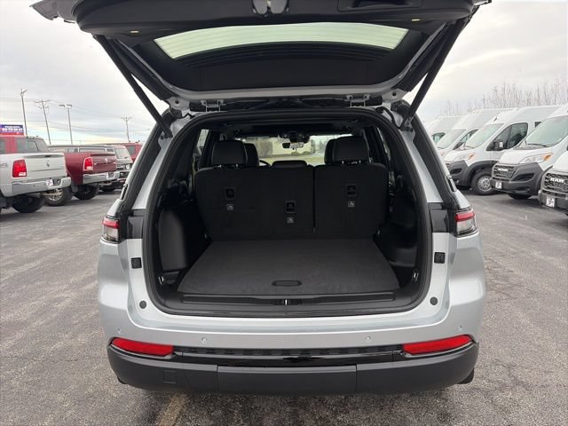 New 2025 Jeep Grand Cherokee Altitude w/ Trailer Tow Package AWD/4WD image 5