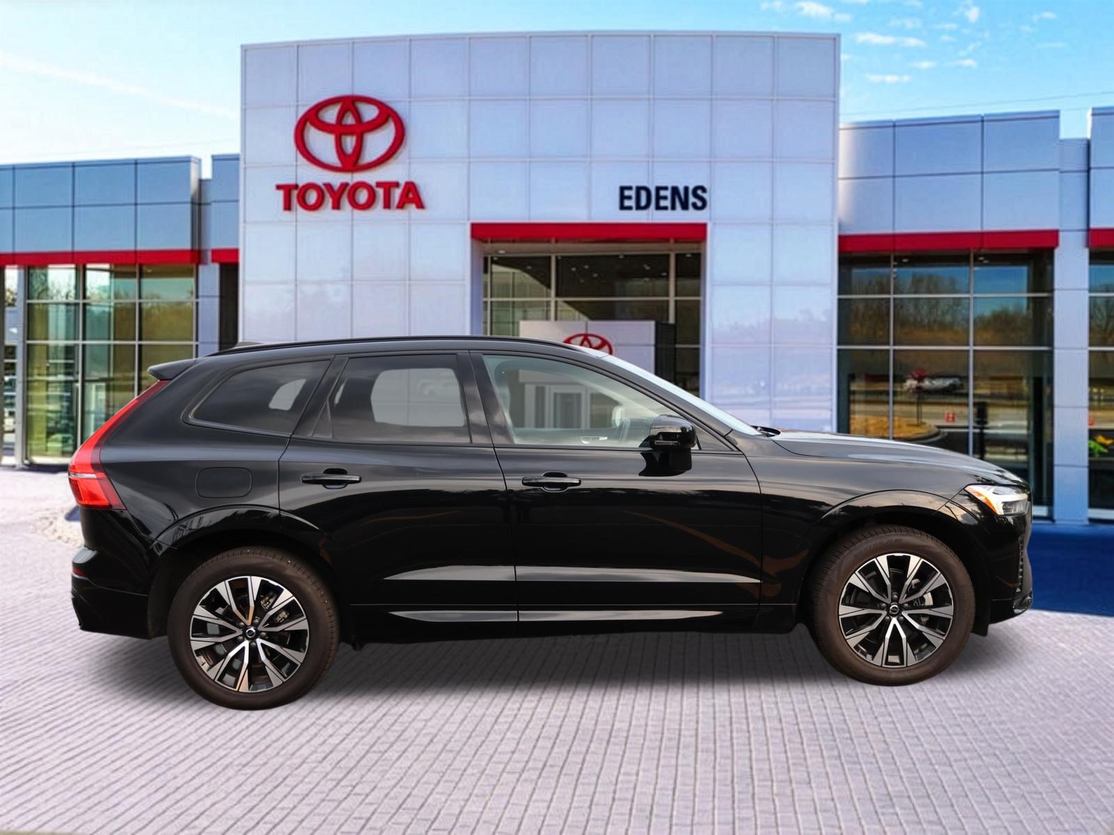 Used 2025 Volvo XC60 B5 Core AWD/4WD image 2