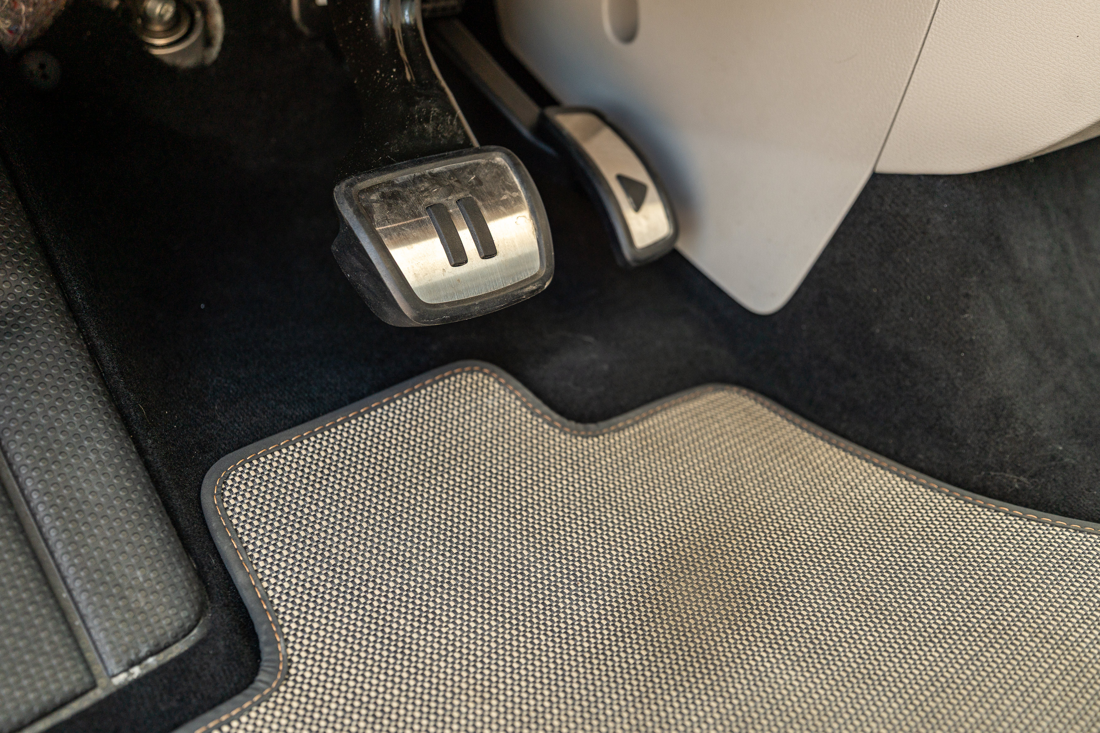 Used 2025 Volkswagen ID. Buzz Pro S Plus w/ Cupholders Package RWD image 17