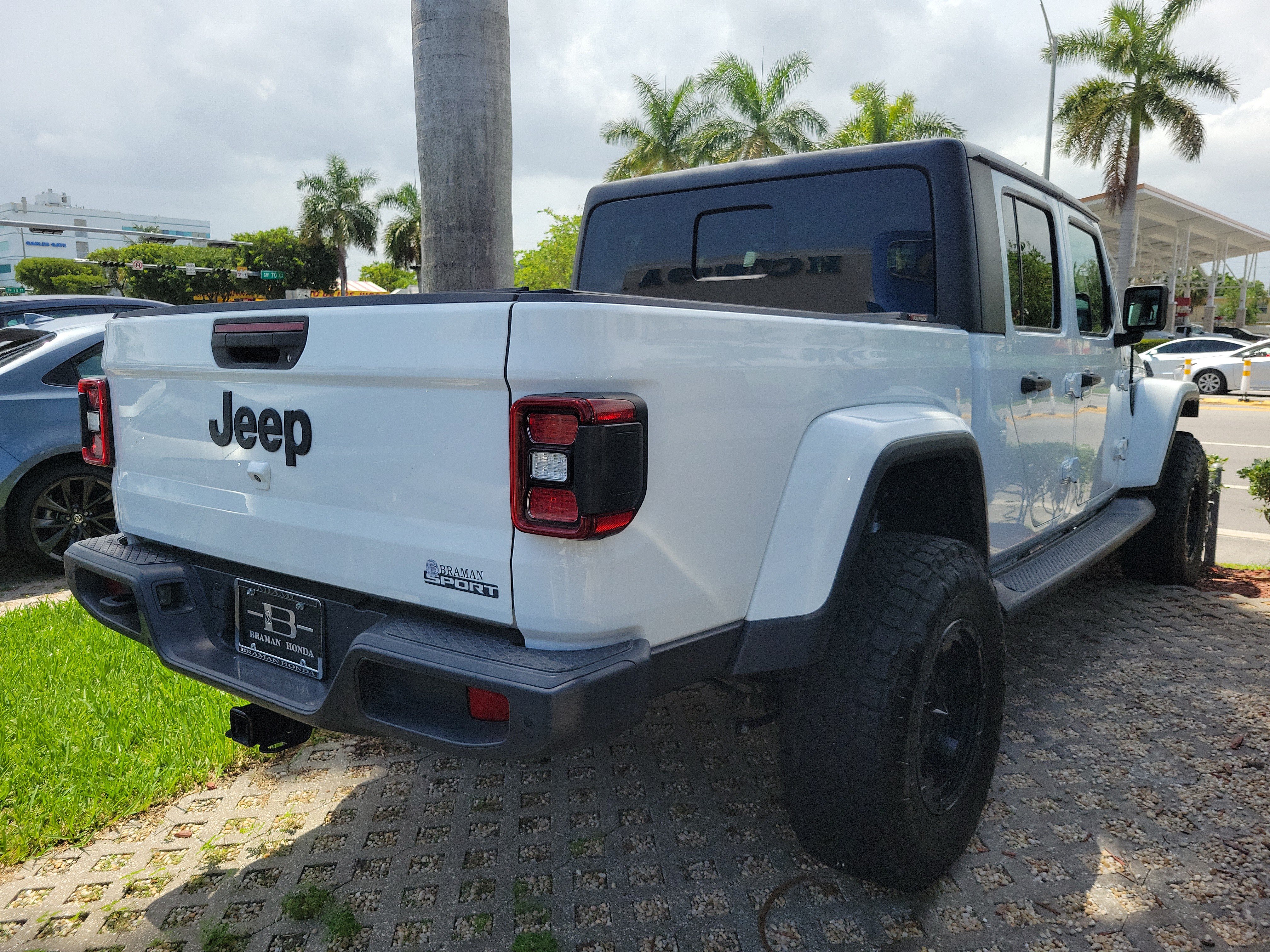 Used 2021 Jeep Gladiator Sport AWD/4WD image 4