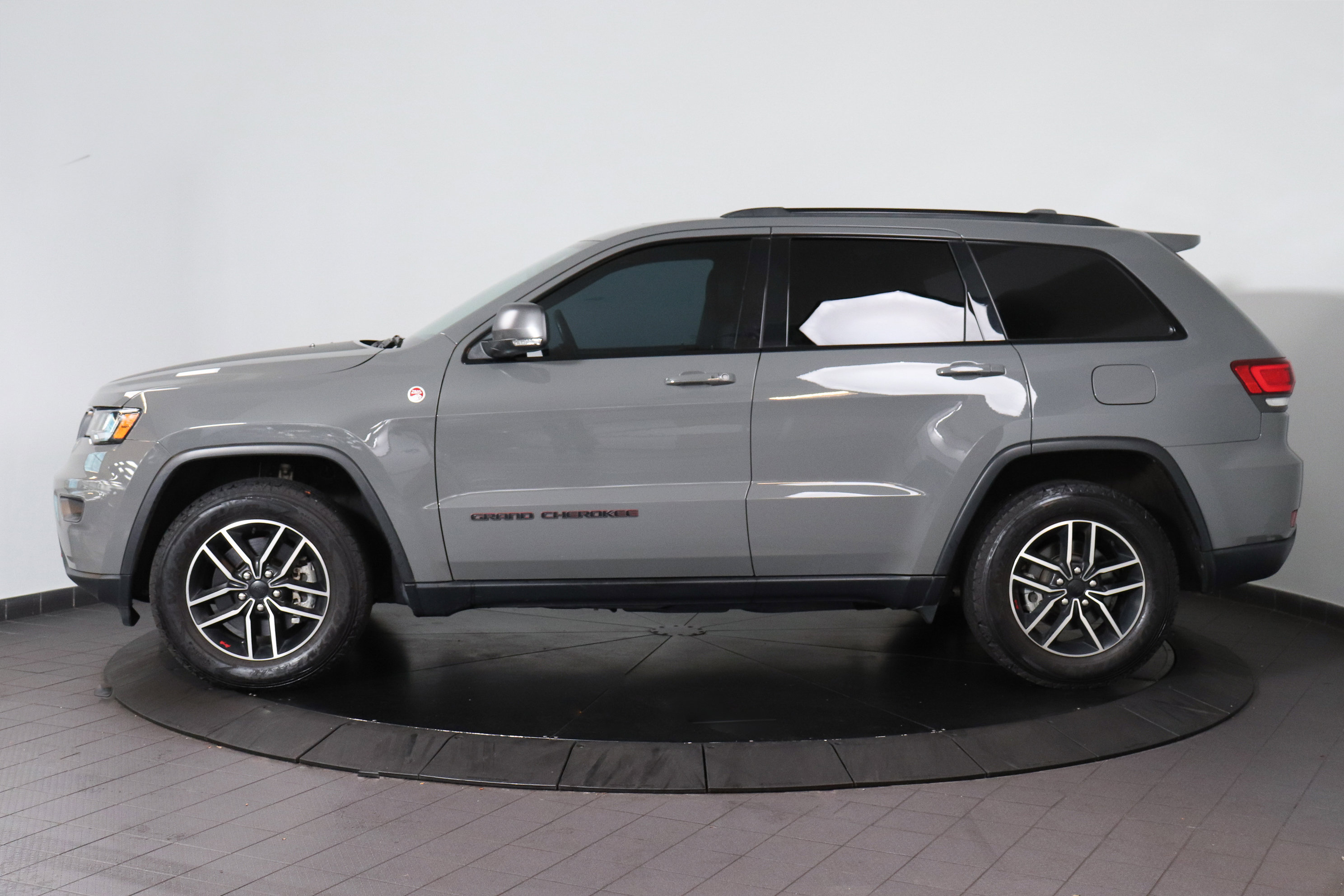 Used 2021 Jeep Grand Cherokee Trailhawk image 2