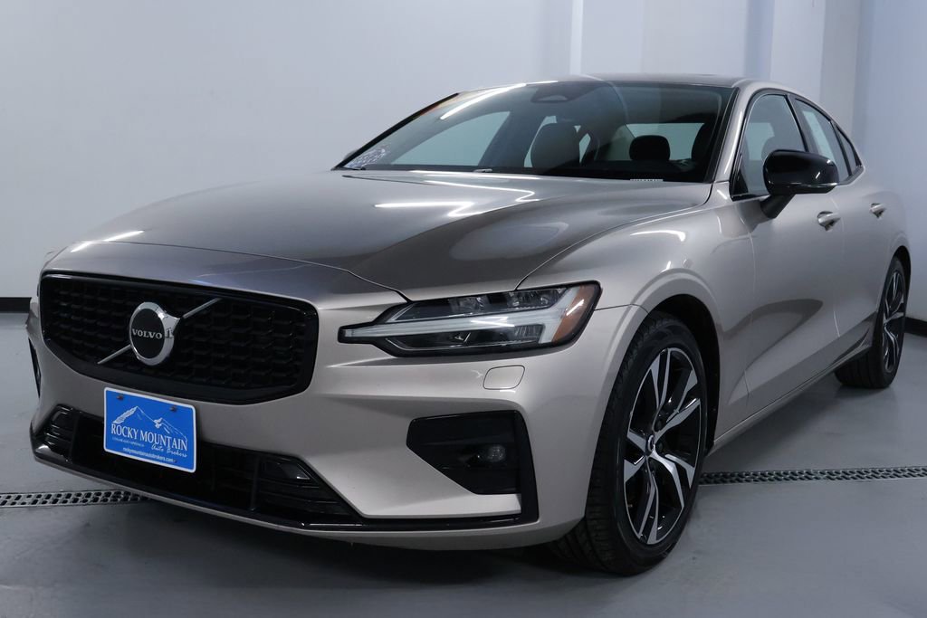 Used 2024 Volvo S60 B5 Core AWD/4WD video 3