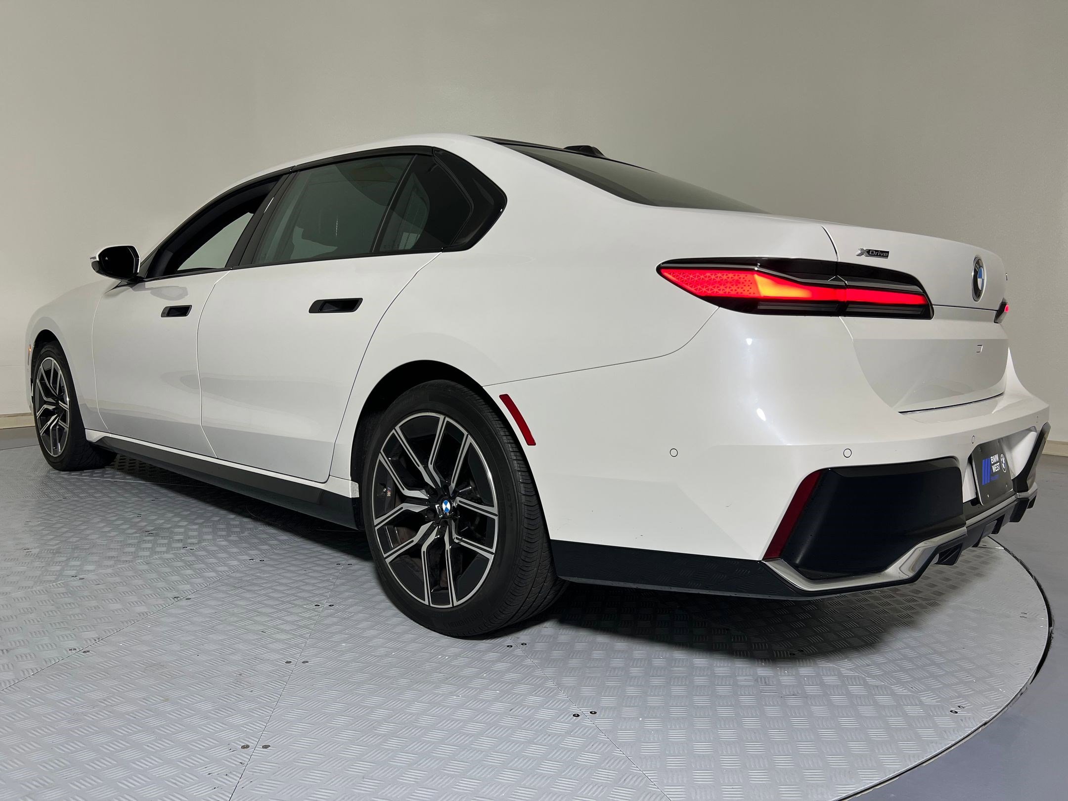 Used 2024 BMW 740i xDrive image 3