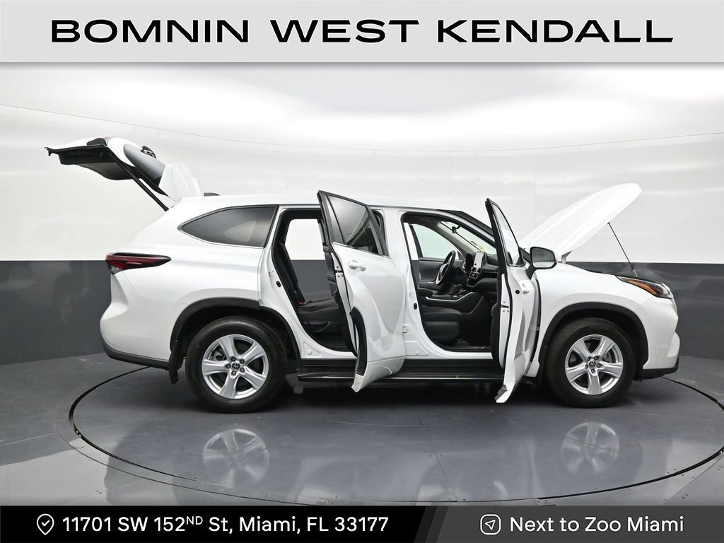 Used 2025 Toyota Highlander LE image 29