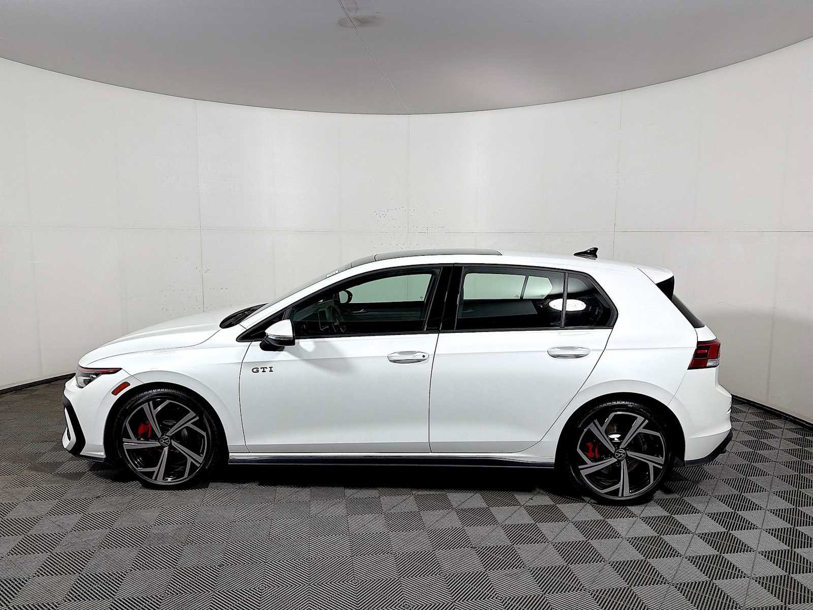 Used 2026 Volkswagen GTI SE FWD image 4