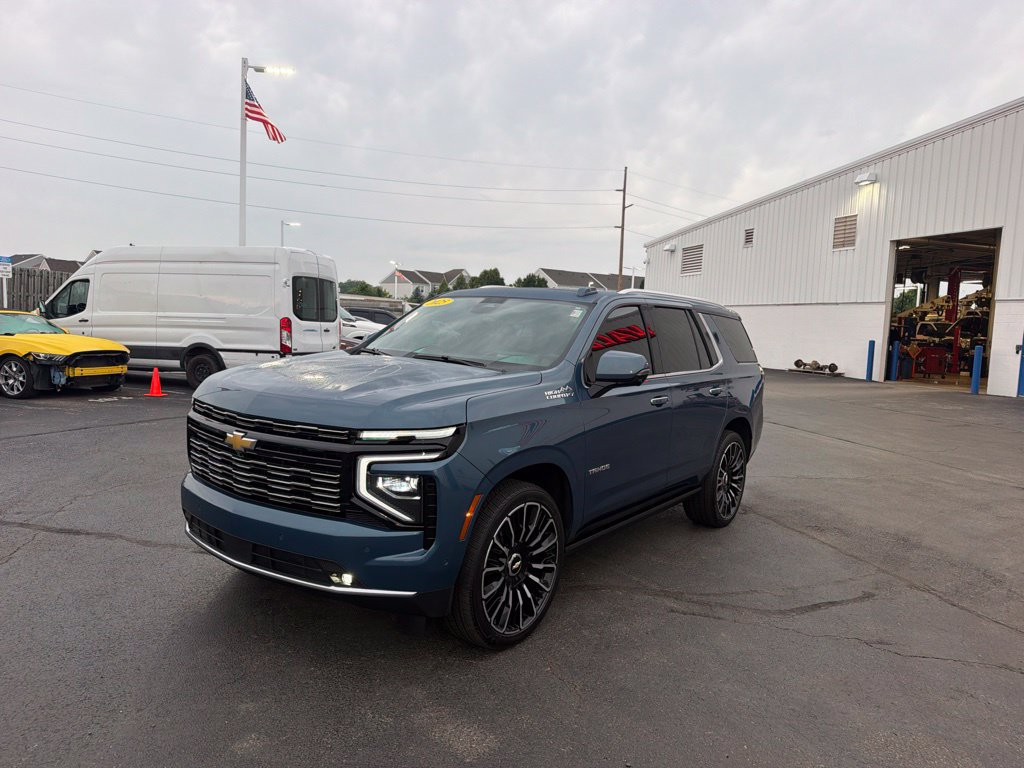 Used 2025 Chevrolet Tahoe High Country AWD/4WD image 3