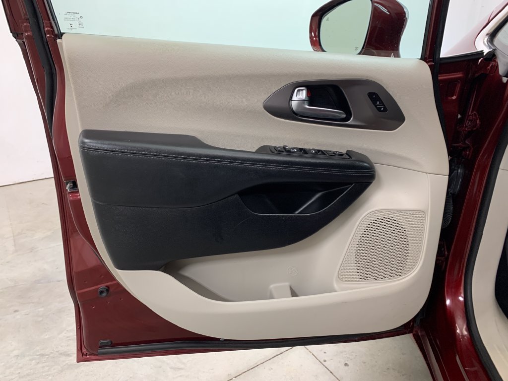 Used 2019 Chrysler Pacifica Limited FWD image 6