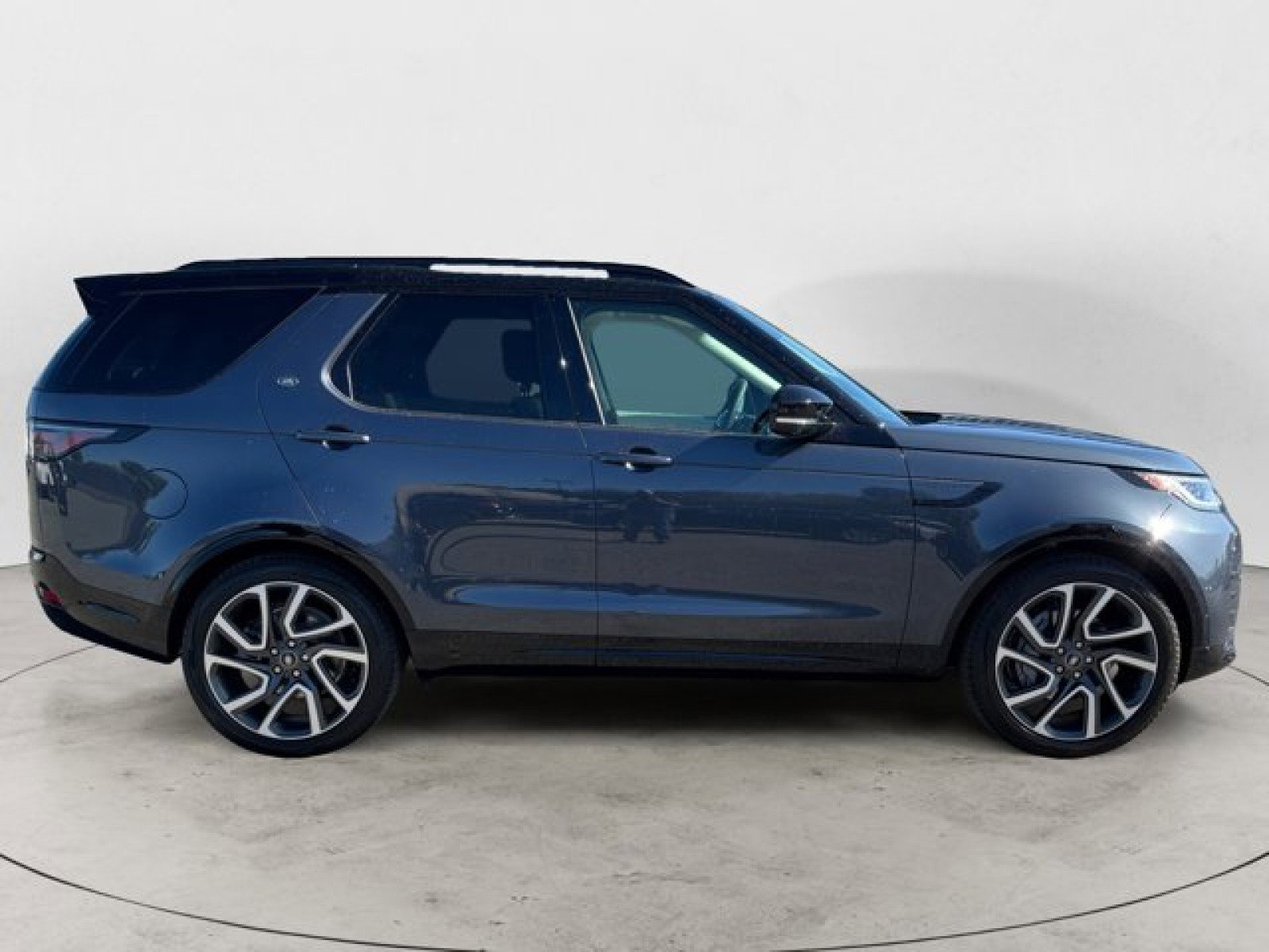 New 2025 Land Rover Discovery Dynamic SE image 3