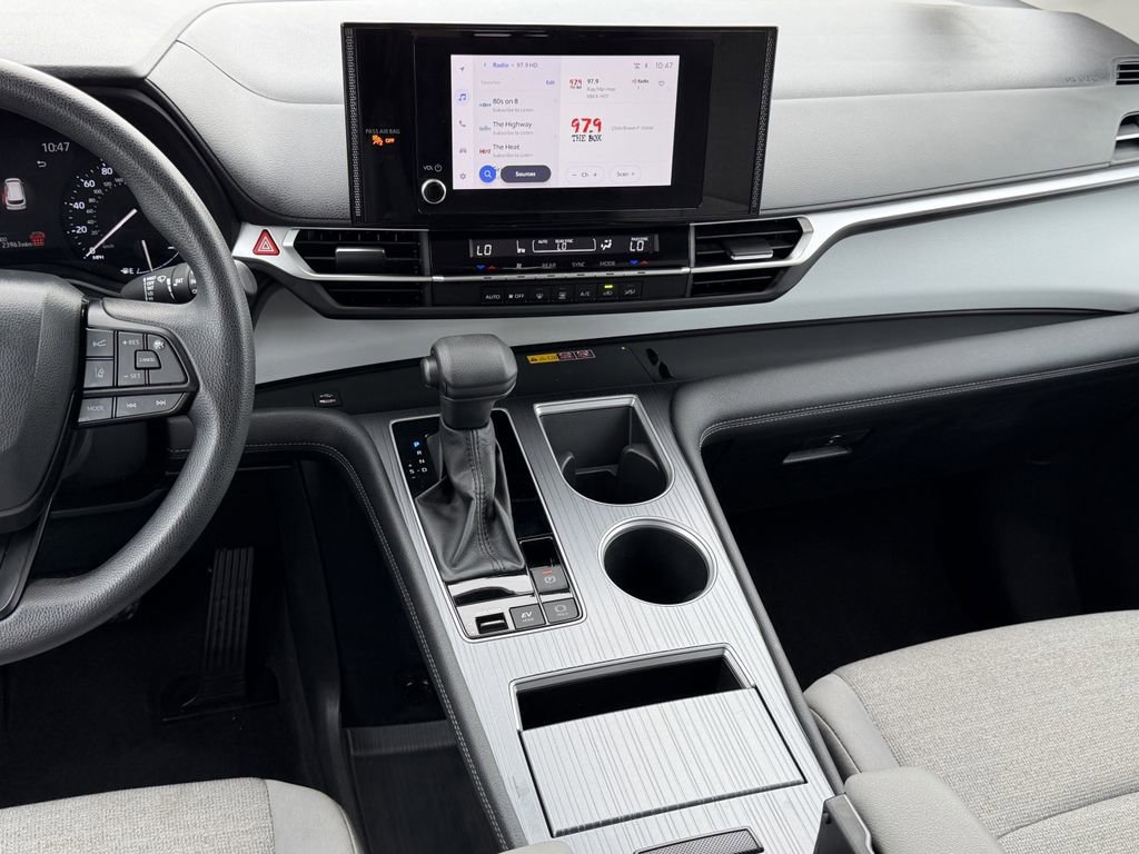 Used 2025 Toyota Sienna LE FWD image 17