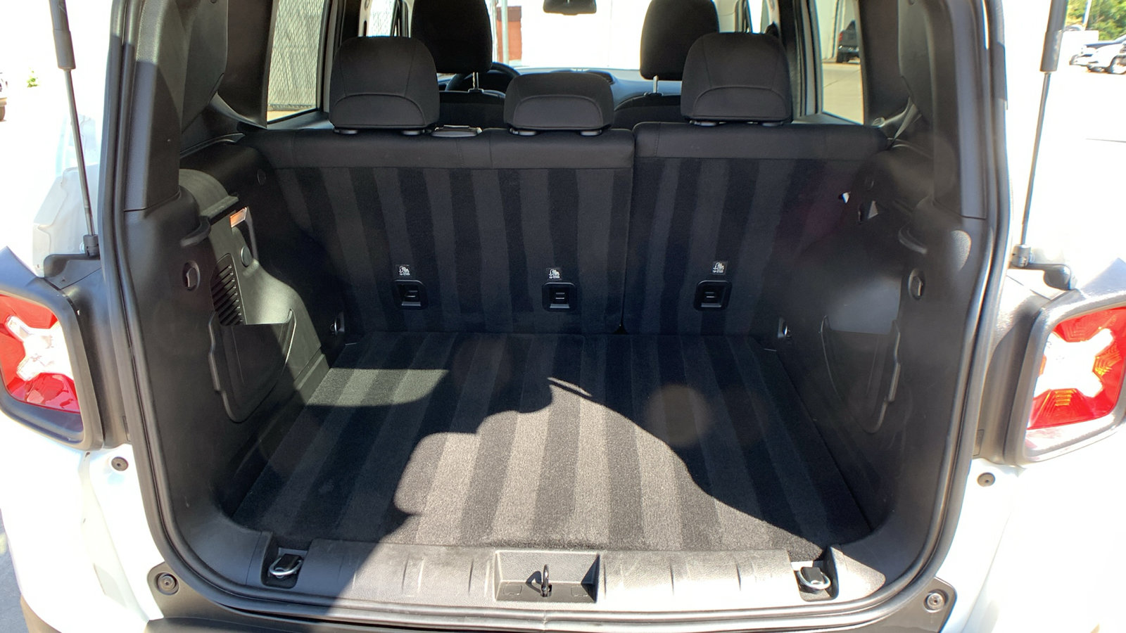 Used 2023 Jeep Renegade Latitude w/ Premium Group AWD/4WD image 20
