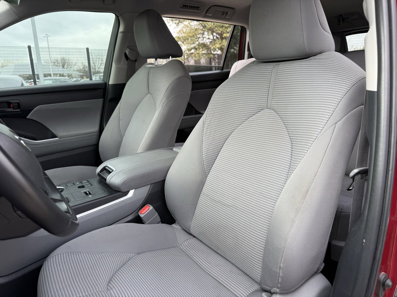 Used 2024 Toyota Highlander LE image 11
