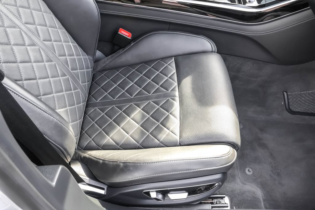 Used 2023 Audi S8 w/ S8 Comfort Plus Package AWD/4WD image 43