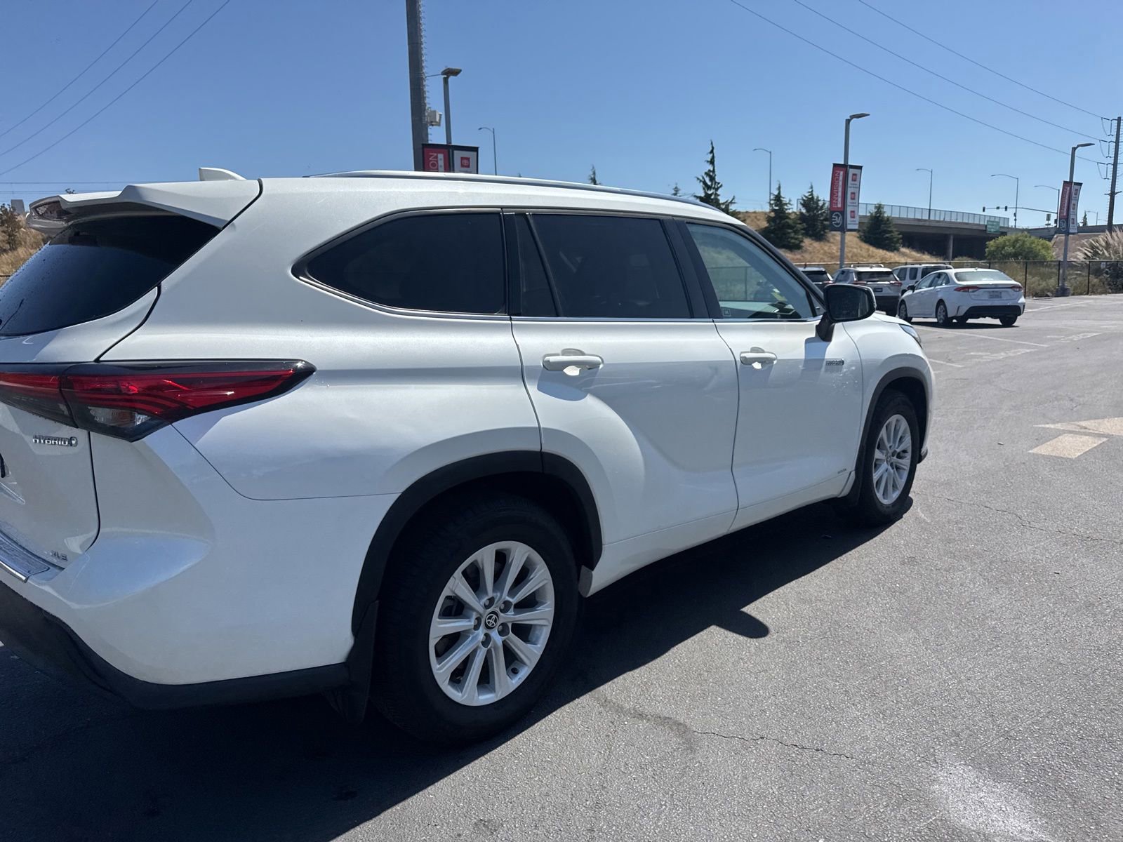 Used 2020 Toyota Highlander XLE AWD/4WD image 7