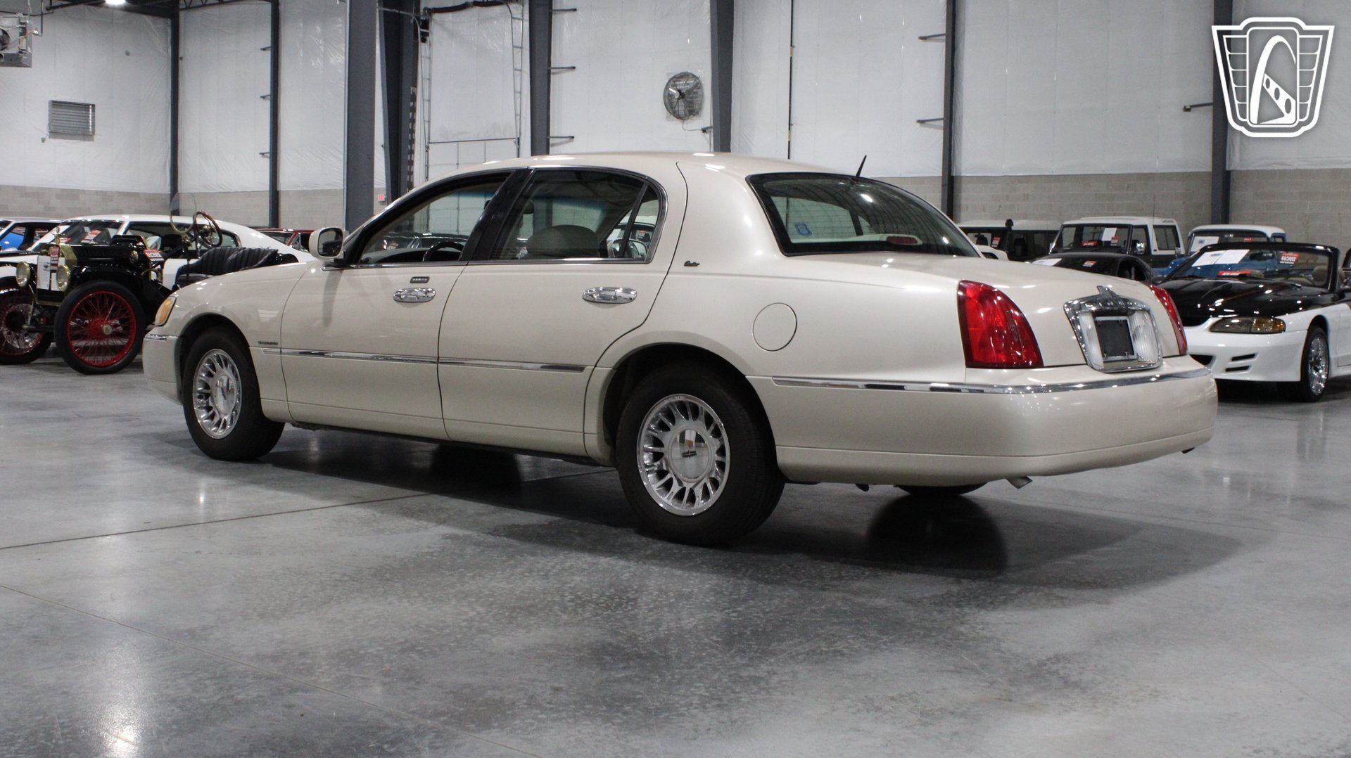 Used 1999 Lincoln Town Car Cartier RWD image 22
