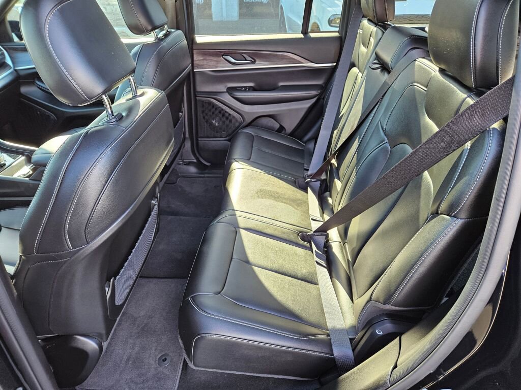 Used 2024 Jeep Grand Cherokee Limited w/ Black Appearance Package AWD/4WD image 15