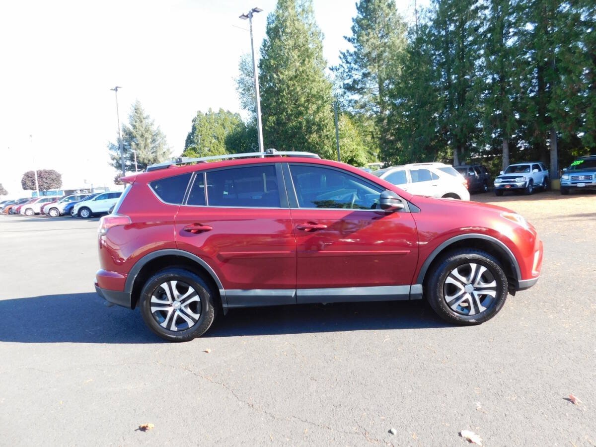 Used 2018 Toyota RAV4 LE w/ Carpet Mat Package FWD image 18