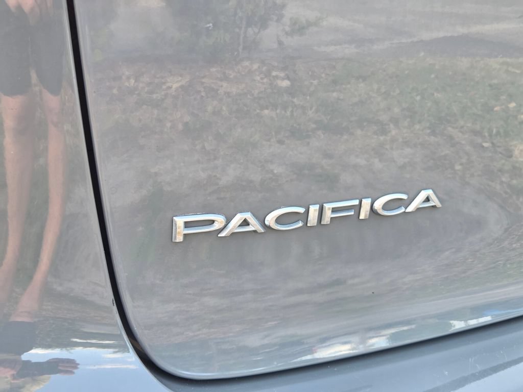 Used 2023 Chrysler Pacifica Touring-L FWD image 12