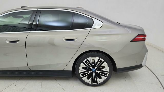 Used 2025 BMW i5 xDrive40 image 10