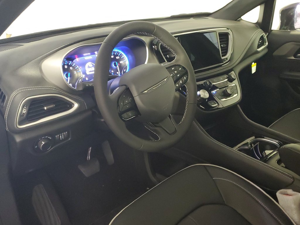 New 2027 Chrysler Pacifica Limited FWD image 8