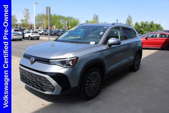 Used 2025 Volkswagen Taos SE w/ Panoramic Sunroof Package FWD image 3