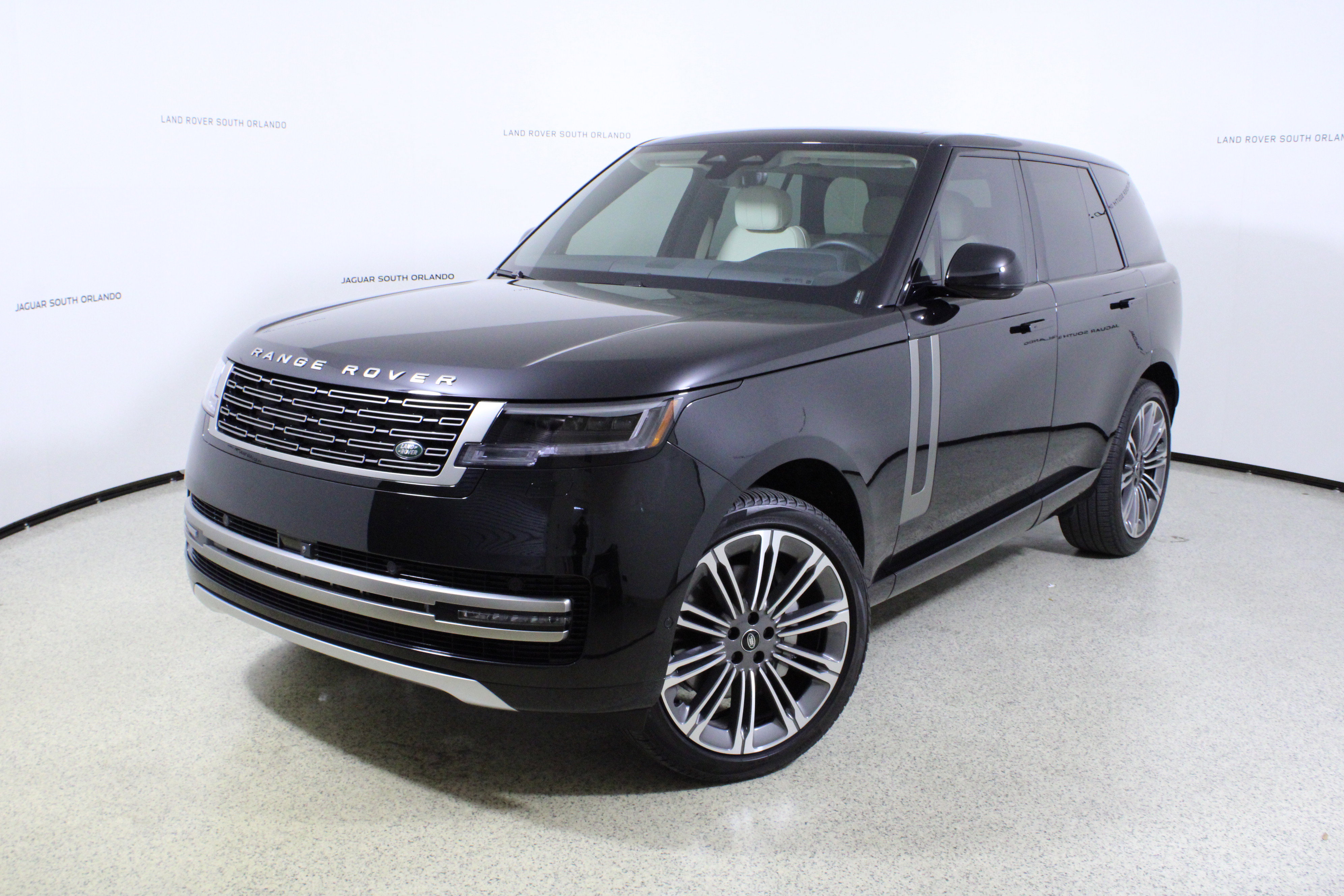 Used 2024 Land Rover Range Rover SE image 1