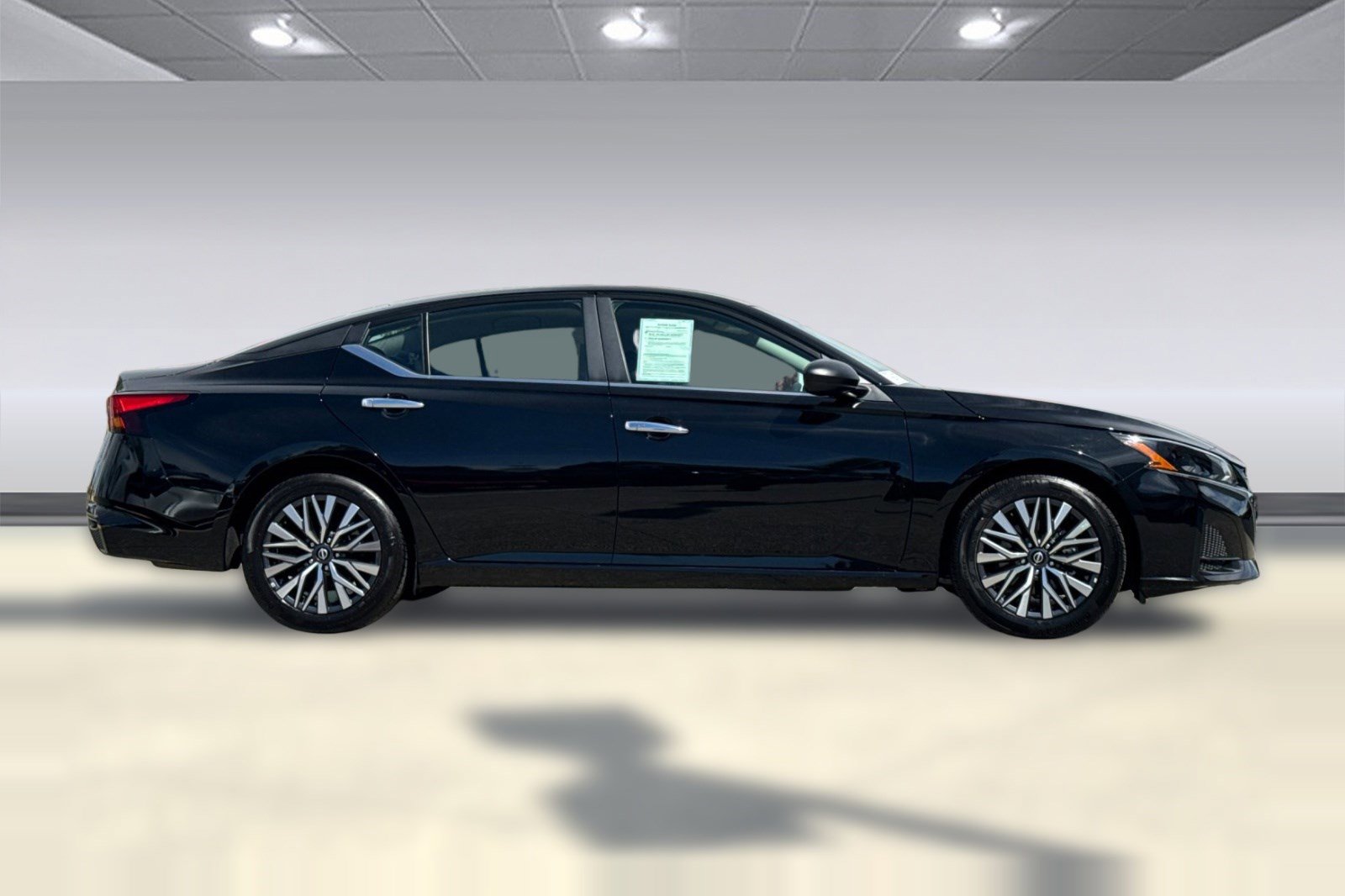 Used 2025 Nissan Altima 2.5 SV image 2