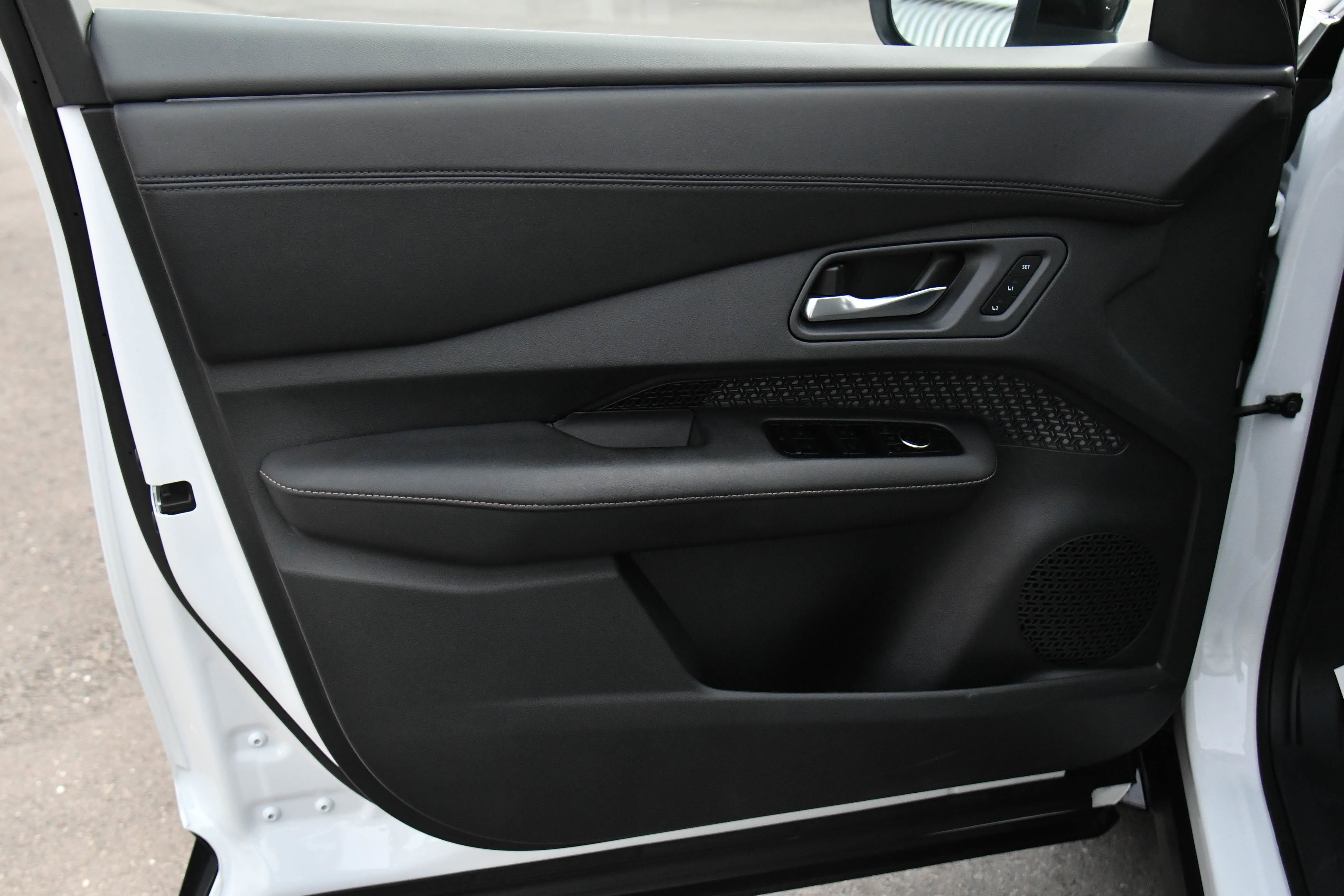 Used 2024 Nissan Ariya FWD image 13