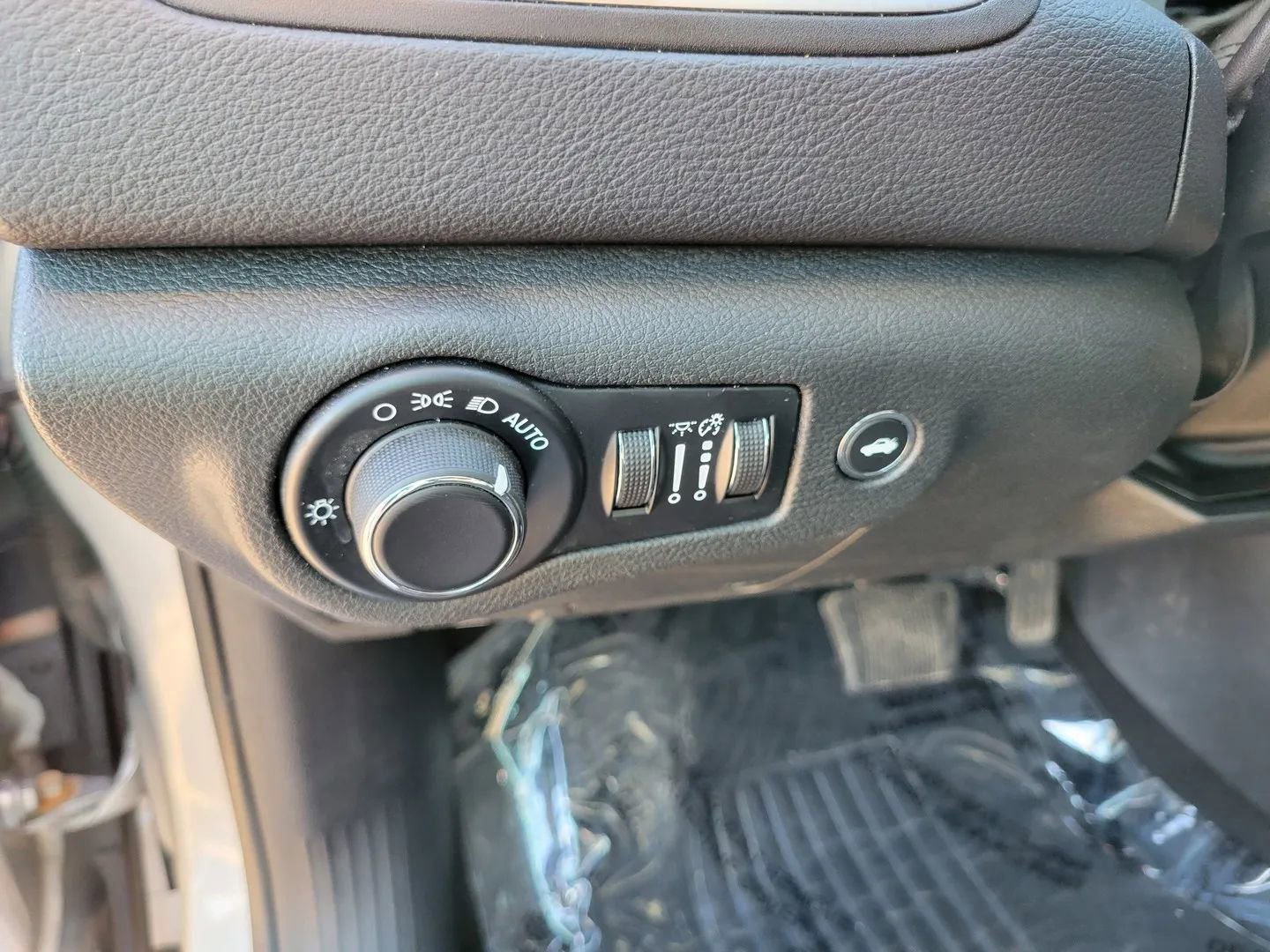 Used 2015 Chrysler 200 Limited w/ Convenience Group image 23