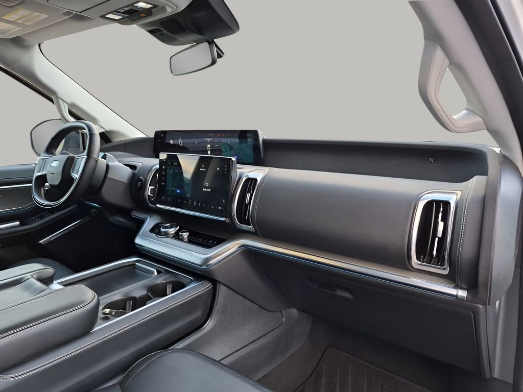 Used 2025 Ford Expedition Platinum image 14