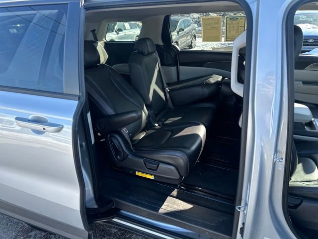 Used 2022 Kia Carnival LX image 16