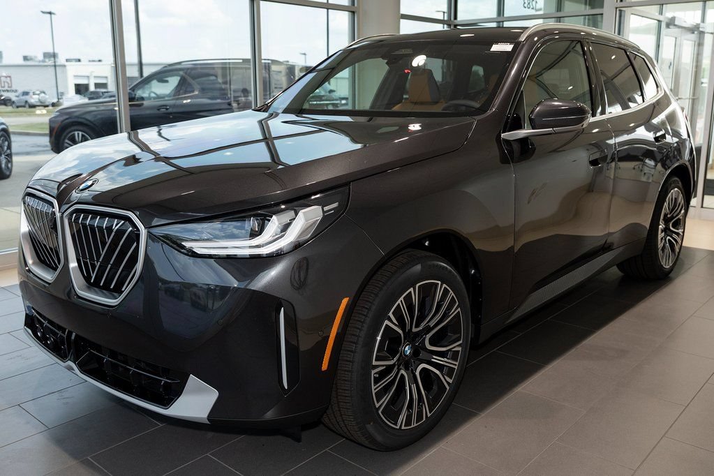 Used 2025 BMW X3 xDrive30i w/ Premium Package AWD/4WD image 3