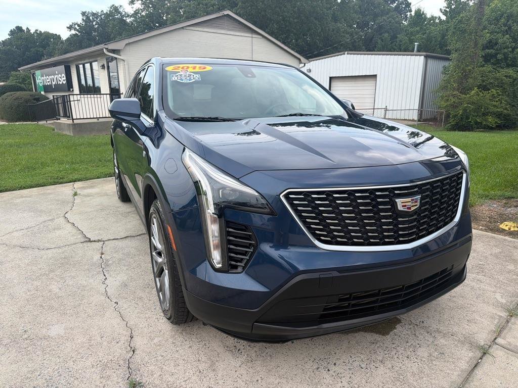 Used 2019 Cadillac XT4 Luxury w/ Cold Weather Package FWD image 2