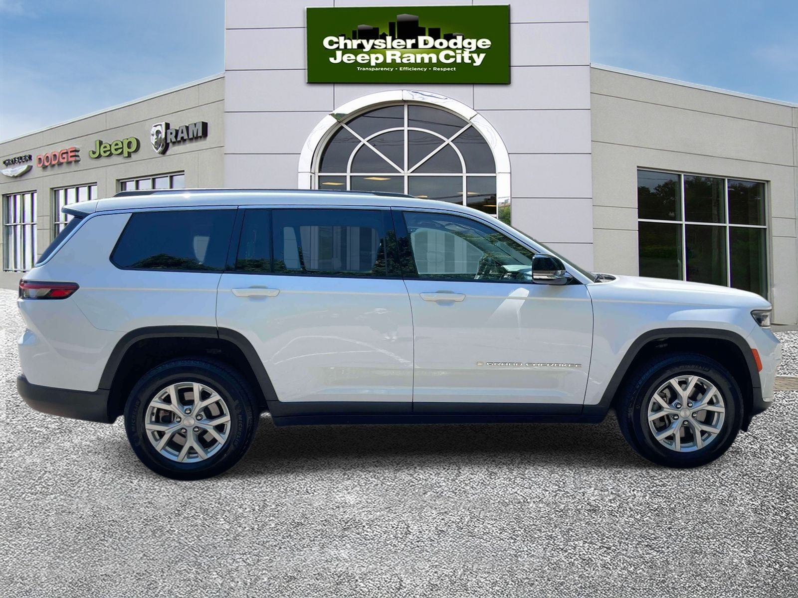 Used 2023 Jeep Grand Cherokee L Limited AWD/4WD image 5