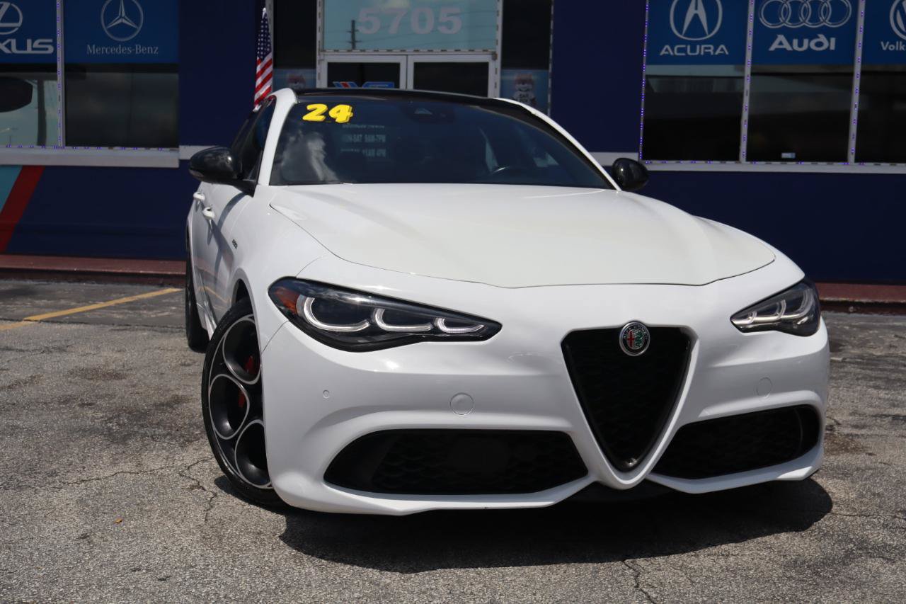 Used 2024 Alfa Romeo Giulia Veloce RWD image 2