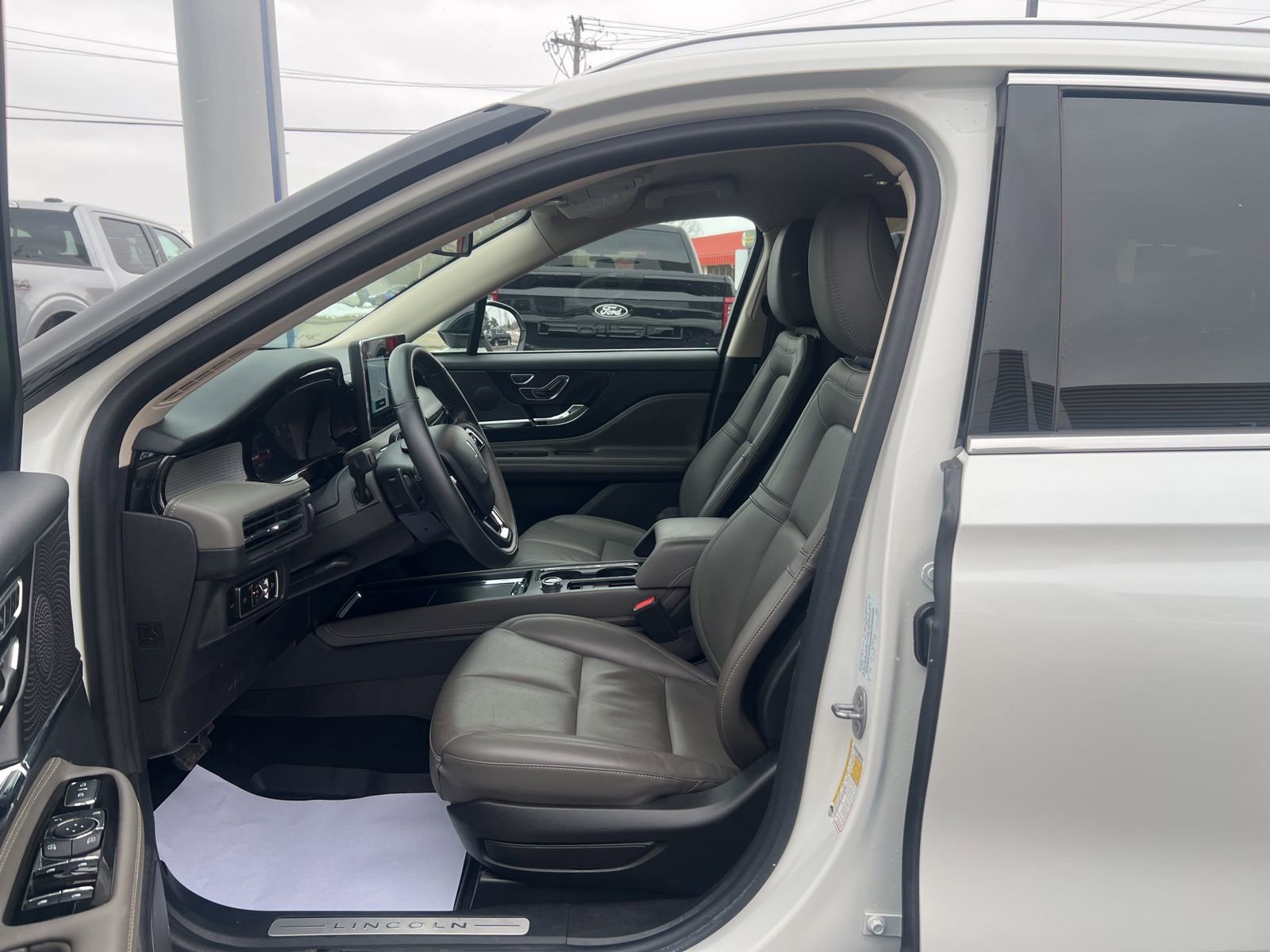 Used 2023 Lincoln Corsair Reserve w/ Rear Removable Package Tray image 13